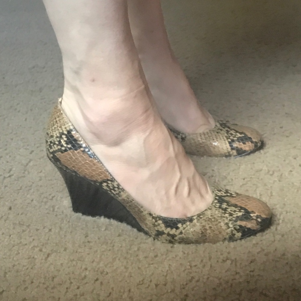 Ellen Tracy snake print wedge heels